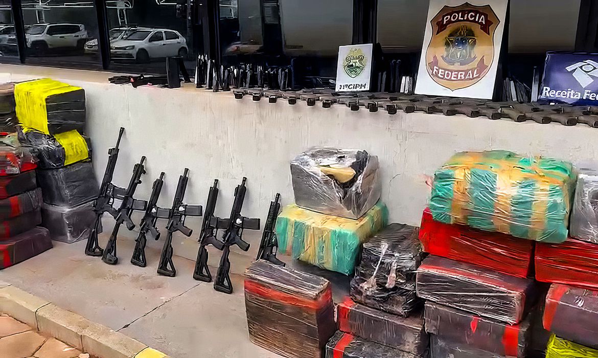 Operação Conjunta Policia Militar e Receita Federal Prende Arma e Drogas