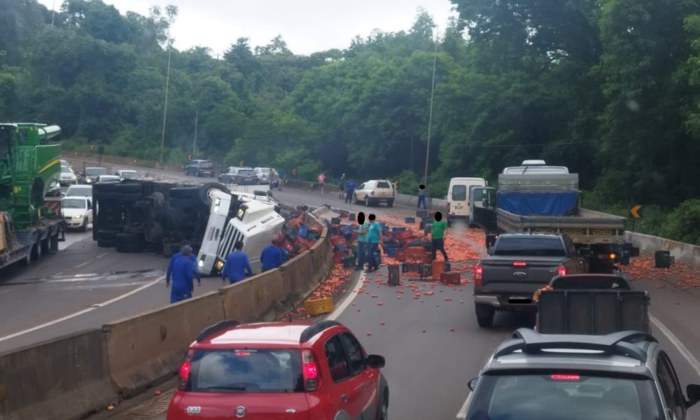 Caminhão carregado de tomate tomba na BR 277 em Matelândia